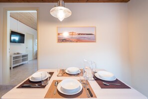 Villa Confort | Cocina privada | Refrigerador con congelador, horno y parrilla de estufa 