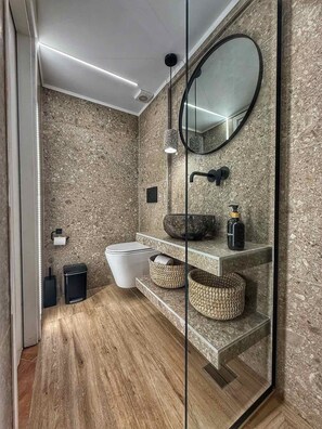 Dusch, hårtork och handdukar