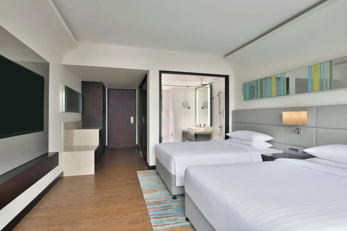Peralatan tempat tidur premium, gebar bulu kapas, peti besi dalam bilik 