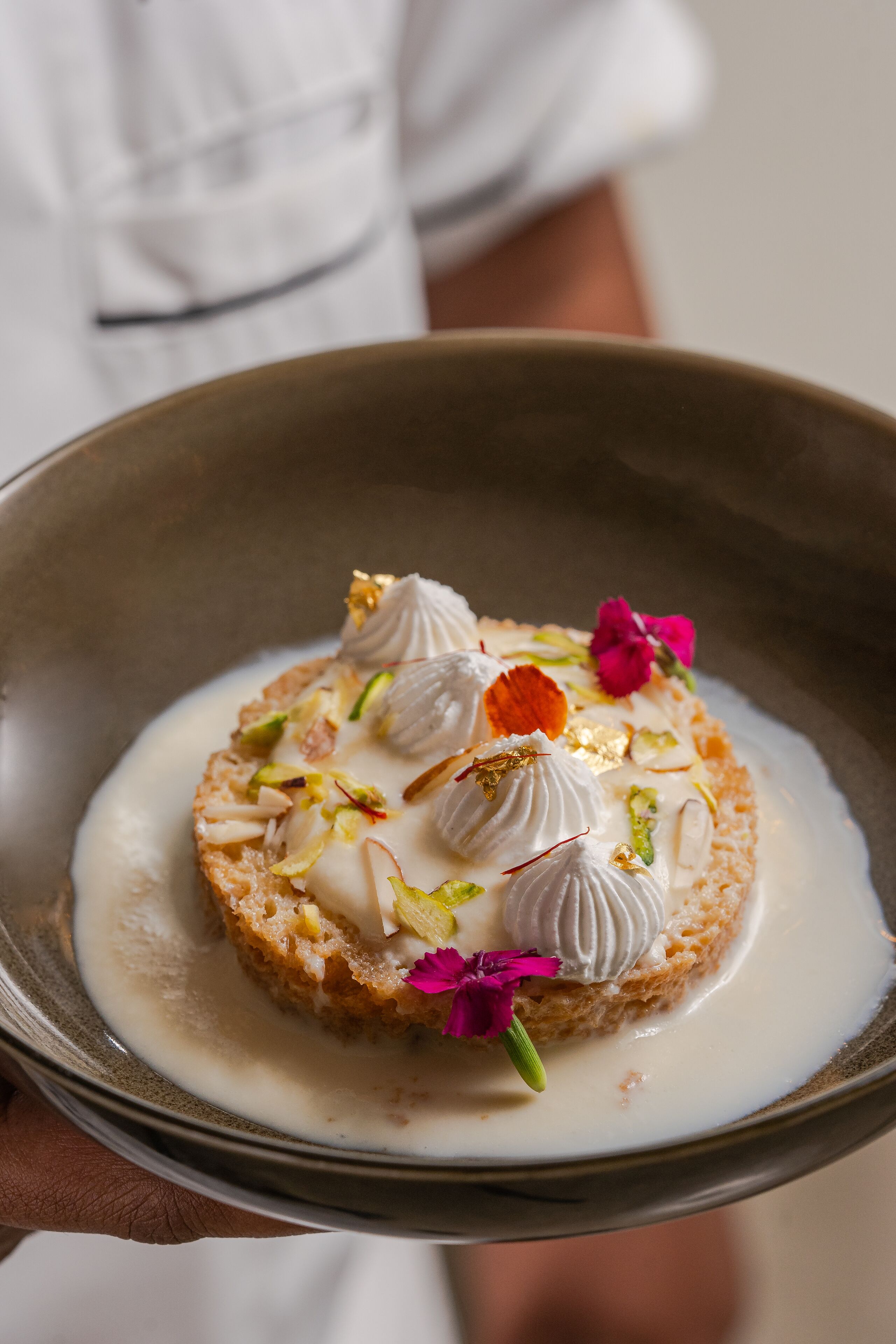 Un dessert à la crème et aux noix, servi dans une assiette.