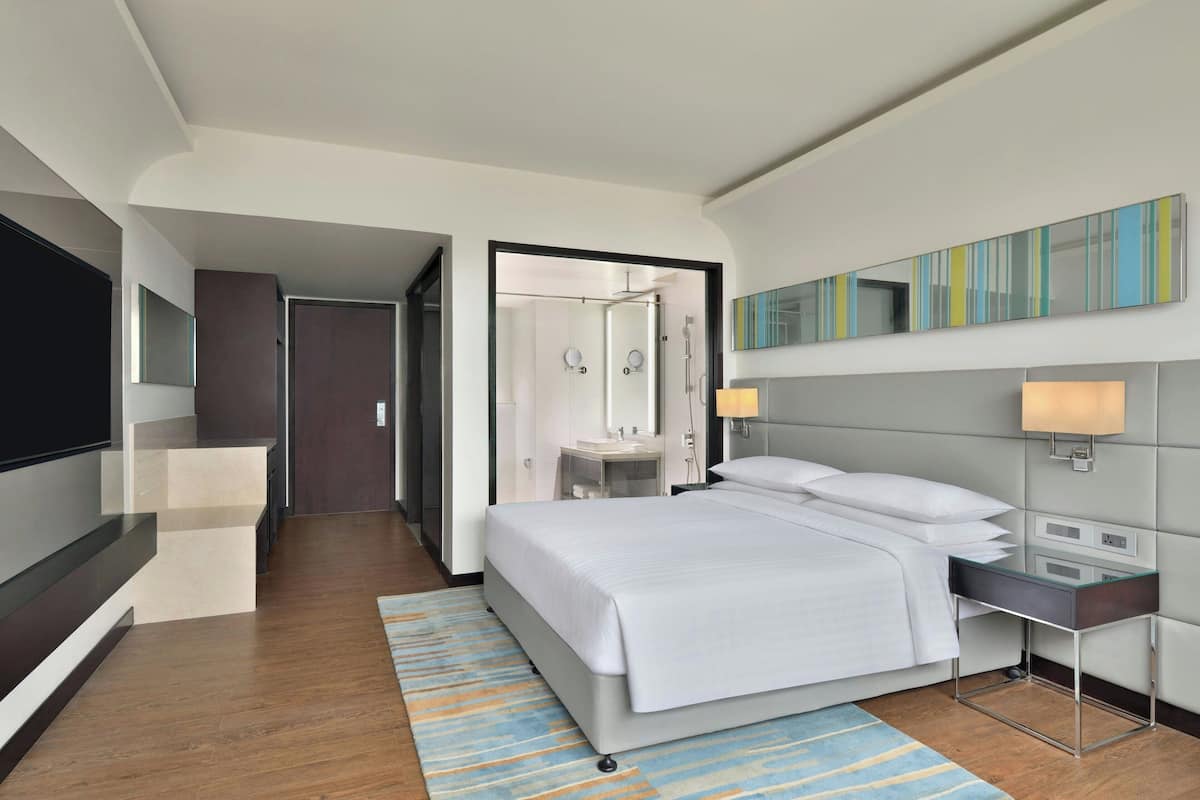 Premium bedding, down comforters, in-room safe, individually decorated