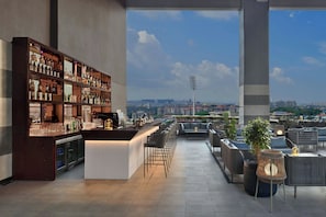 Ocean views, serves dinner and happy hour - Courtyard By Marriott Navi Mumbai (Navi Mumbai)