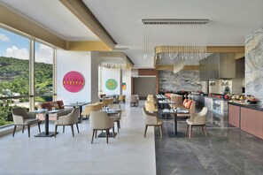 4 restaurants, serveren diner, Indische gerechten