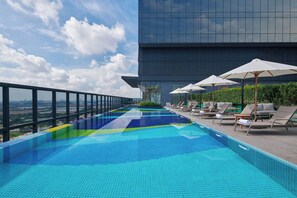 Outdoor pool - Courtyard By Marriott Setia Alam (Shah Alam)