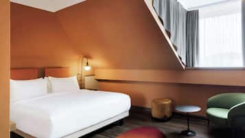 Junior Suite, 1 King Bed, Courtyard View | Hypo-allergenic bedding, in-room safe, desk, laptop workspace