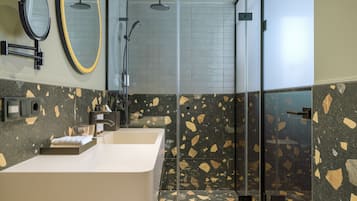 Douche, douche à « effet pluie », sÚche-cheveux, serviettes fournies