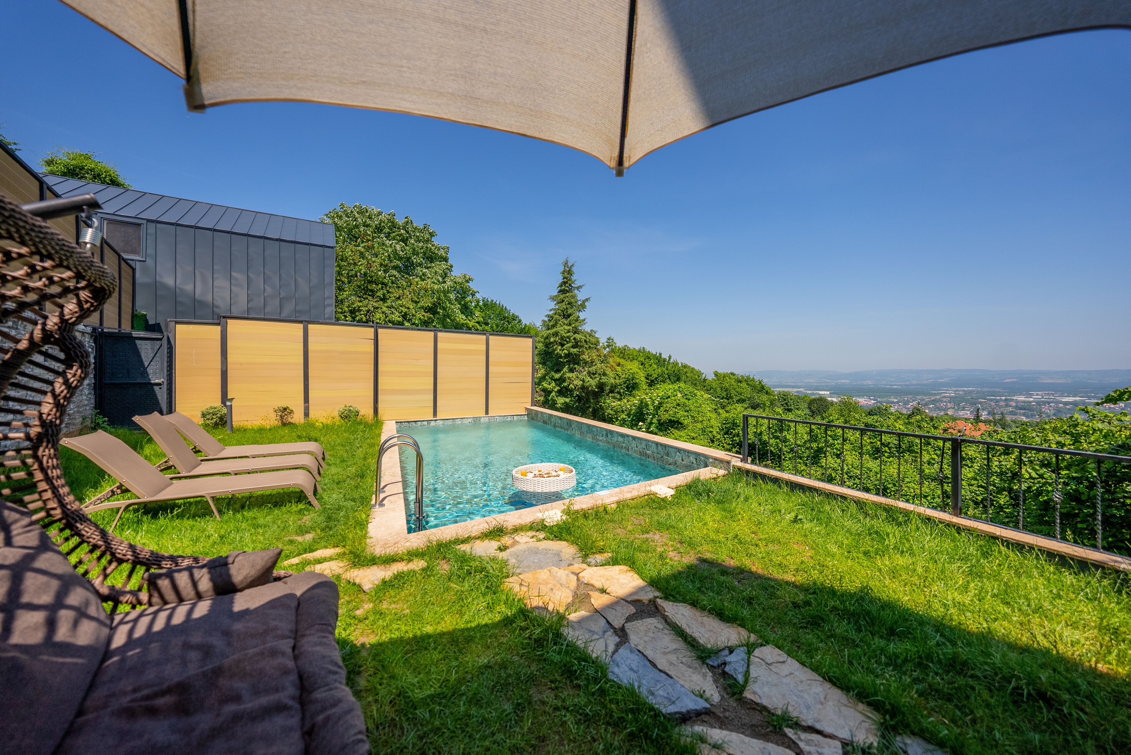 Deluxe Suite, 2 Bedrooms, Garden View | Premium bedding, soundproofing, free WiFi, bed sheets