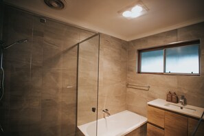 Bathtub - Charming cottage in the heart of Lobethal, Adelaide Hills (Lobethal)