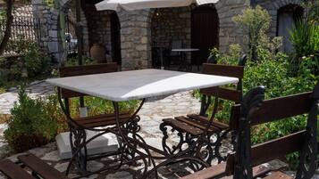 Desayuno de cocina local (EUR 12 por persona)