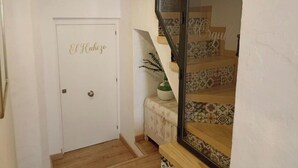 Una escalera con baldosas estampadas que lleva a una habitación.