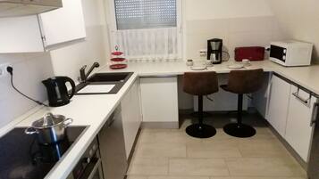 Fridge, microwave, stovetop, dishwasher