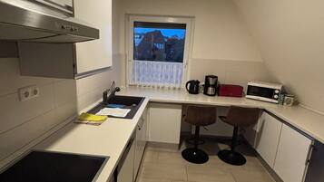 Wasserkocher mit Kaffee-/Teezubehör, Kühlschrank, Mikrowelle, Herdplatte