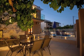 تناول الطعام بالخارج