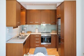 ثلاجة، ميكروويف، فرن، موقد طهي مسطح