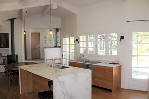 冰箱、微波炉、烤箱、炉灶