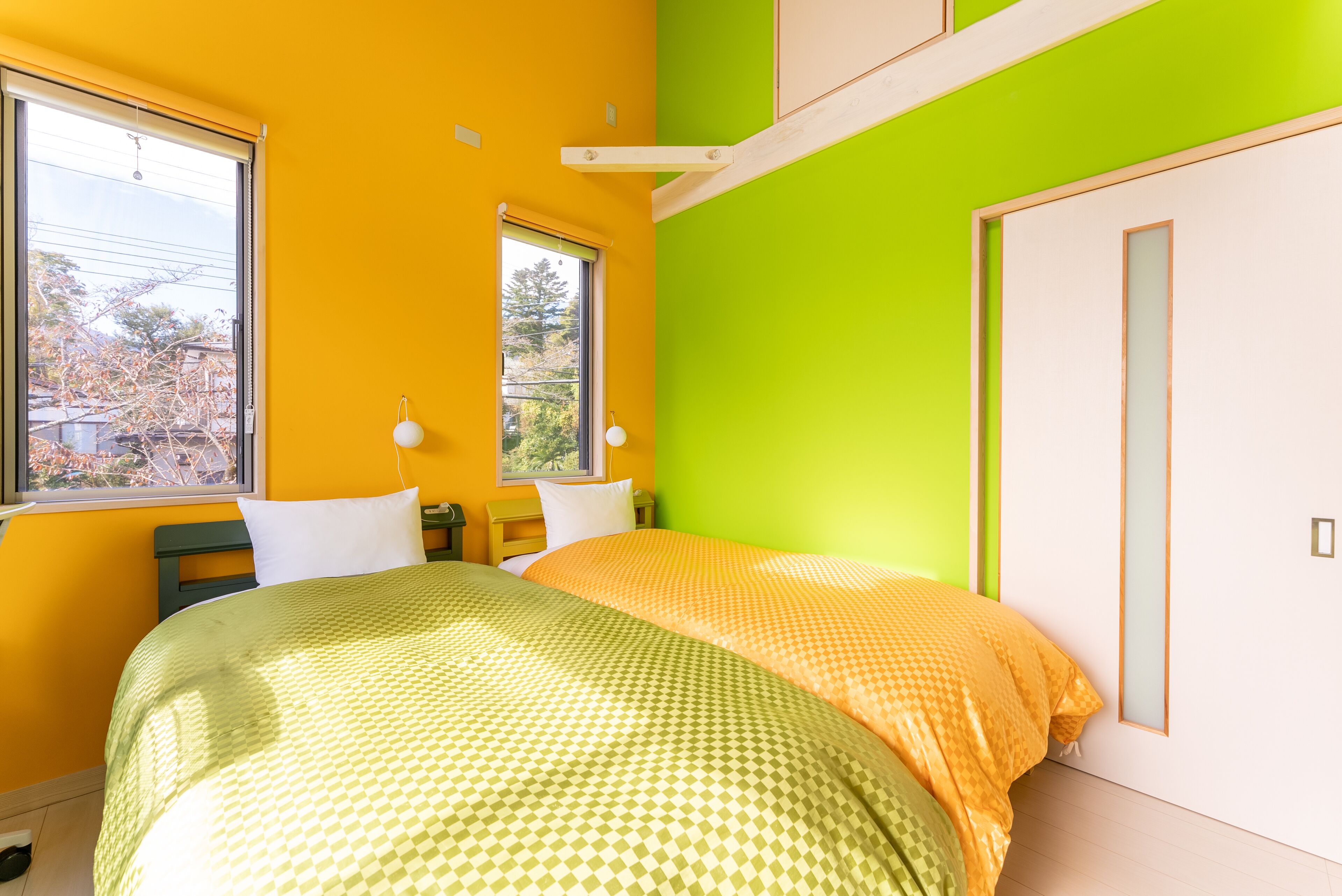 Um quarto com uma cama, janela e porta.