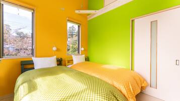 Um quarto com uma cama, janela e porta.