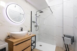 Dusche, Haartrockner, Handtücher