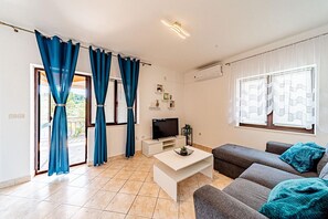 Fernseher, Kamin, Tischtennisplatte