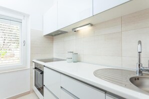 Køleskab, ovn, kogeplade, kaffe-/temaskine