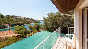 Ein Balkon mit Blick auf einen Fluss und umliegende Gebäude.