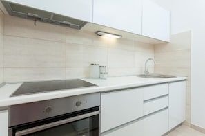 Fridge, oven, stovetop, coffee/tea maker