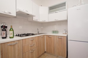 Réfrigérateur, vaisselle et ustensiles