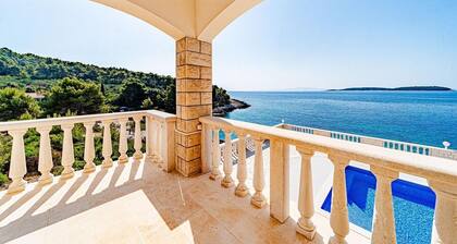 Beautiful Holiday House with private pool