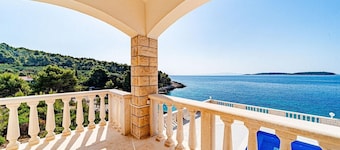 Beautiful Holiday House with private pool