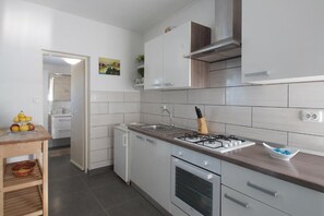 Fridge, oven, stovetop, coffee/tea maker