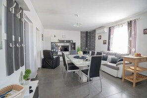 Dining - Two-Bedroom House with Lovely Garden (Vela Luka)
