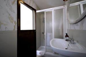 Shower, hair dryer, towels, soap - Rural house with views of the Cañón del Bailón  and in the centre of Zuheros. (Zuheros)