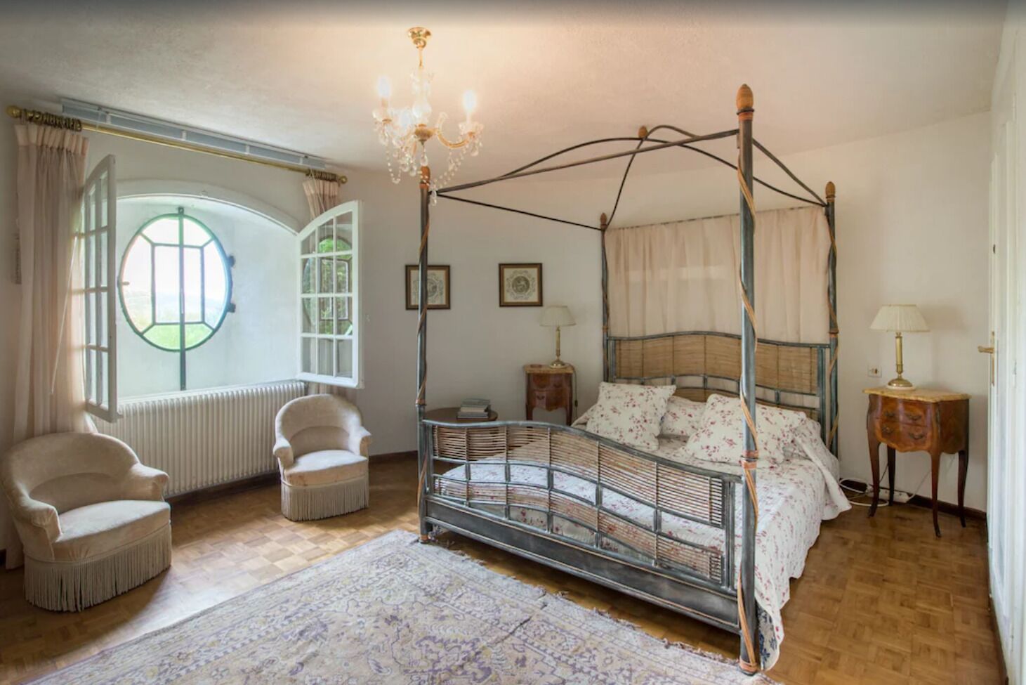 7 Schlafzimmer, Zimmersafe, Schreibtisch, Bügeleisen/Bügelbrett