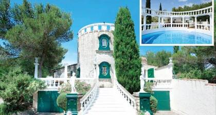 Unique hilltop villa in Provence, stunning private pool, 6+bdrms + optional gite