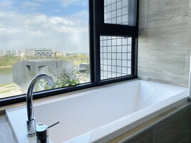 Deluxe Double Room | Down comforters, in-room safe, desk, laptop workspace
