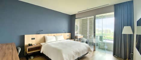 Habitación doble Deluxe | Edredón, caja de seguridad en la habitación y escritorio