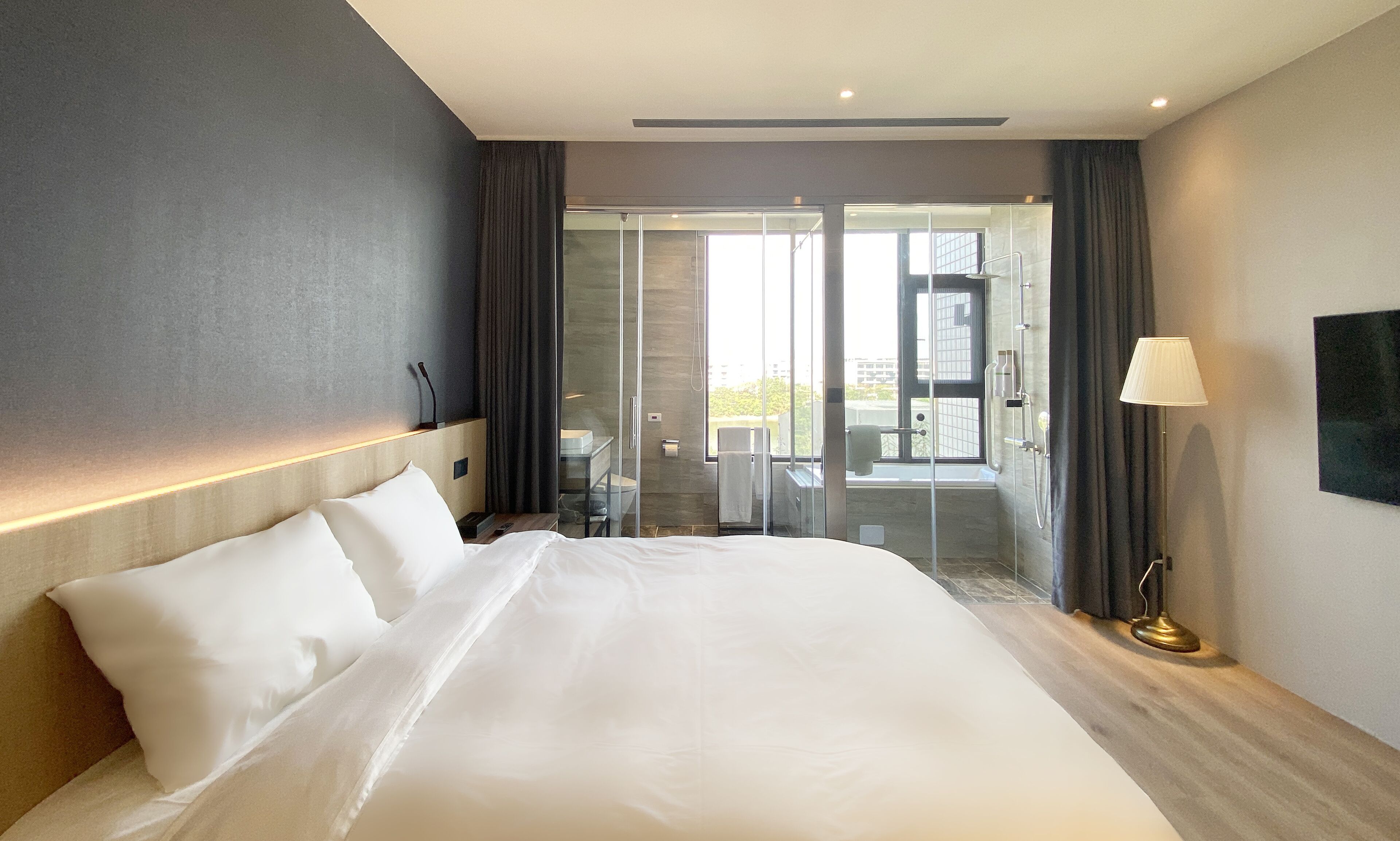 Deluxe Double Room | Down comforters, in-room safe, desk, laptop workspace