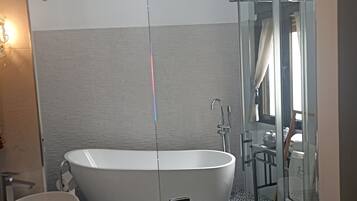 Een douche, een haardroger, handdoeken, zeep