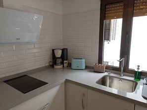 Refrigerador, microondas, placa de cocina, cafetera/tetera