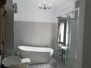 Dusche, Haartrockner, Handtücher, Seife