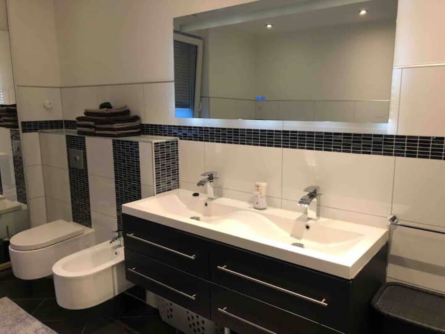 Shower, jetted tub, hair dryer, towels