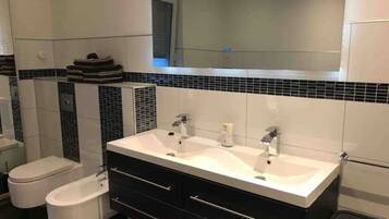 Suihku, poreamme, hiustenkuivaaja, pyyhkeet