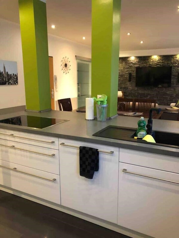 Fridge, microwave, oven, stovetop - TOP MODERN APARTMENT - 100sqm - 4 ROOMS - up to 10 people (Dortmund)