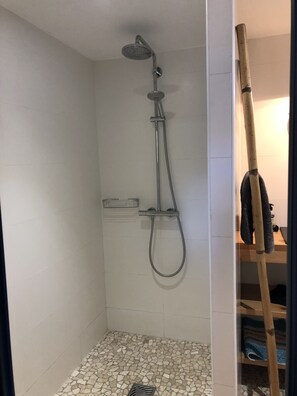 Shower, hair dryer, towels, toilet paper - Le Bananier: Apartment in a charming "typical Canaulaise" villa (Lacanau)