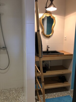 Ducha, secador de pelo, toallas, papel higiénico