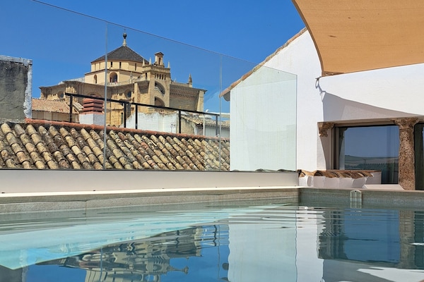 Kolam renang terbuka, dibuka dari pukul 9:00 hingga 21:00, payung kolam