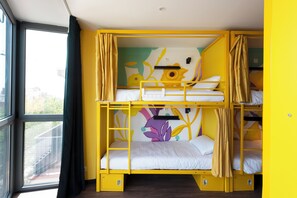 1 bed in a shared dorm with 20 people - female only | 熨斗/熨衣板、免费 WiFi、床单