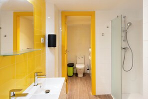 1 bed in a shared dorm with 20 people - female only | Badezimmer | Dusche, Haartrockner