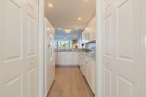 Refrigerador, microondas, lavavajillas y cafetera y tetera 