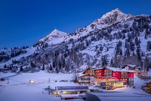 Fachada de la propiedad por la tarde o noche